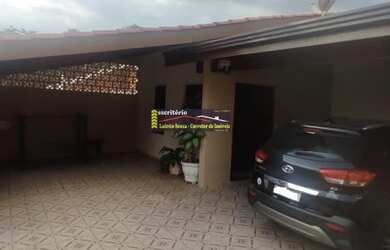 Imagem: A casa possui 4 Dormitórios, 4 Banheiros, 3 Vagas na garagem