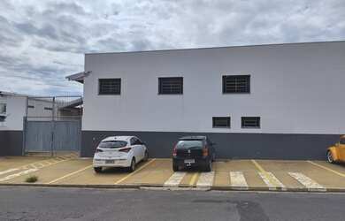 Imagem: O depósito possui 5 Vagas na garagem, 400m² de Área e está