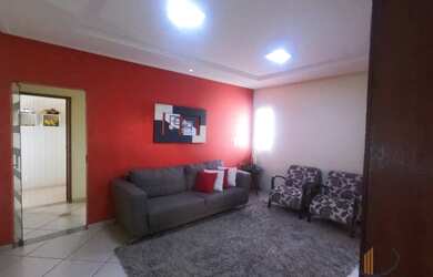 Imagem: A casa possui 4 Dormitórios, 3 Banheiros, 2 Vagas na garagem