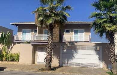 Imagem: A casa possui 4 Dormitórios, 5 Banheiros, 5 Vagas na garagem