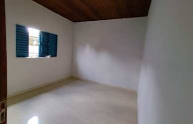 Imagem: A casa possui 2 Dormitórios, 1 Banheiro, 1 Vaga na garagem