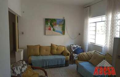 Imagem: A casa possui 3 Dormitórios, 1 Banheiro, 2 Vagas na garagem