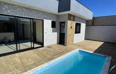 Imagem: A casa possui 3 Dormitórios, 4 Banheiros, 2 Vagas na garagem