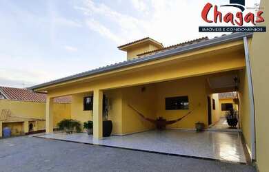 Imagem: A casa possui 4 Dormitórios, 4 Banheiros, 4 Vagas na garagem