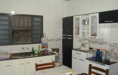 Imagem: A casa possui 4 Dormitórios, 2 Banheiros, 2 Vagas na garagem