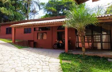 Imagem: A casa possui 2 Dormitórios, 2 Banheiros, 5 Vagas na garagem