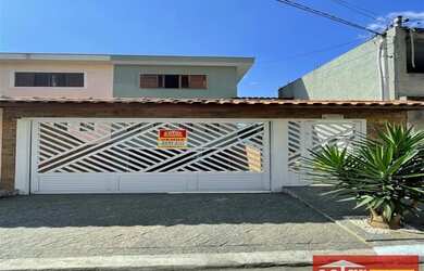 Imagem: A casa possui 3 Dormitórios, 3 Banheiros, 218m² de Área e