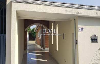 Imagem: A casa possui 3 Dormitórios, 3 Banheiros, 4 Vagas na garagem