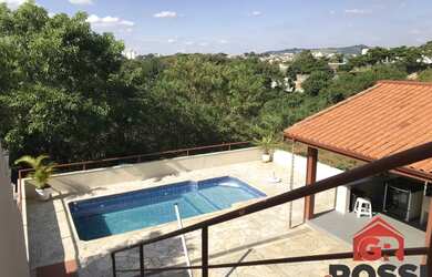 Imagem: A casa possui 3 Dormitórios, 4 Banheiros, 2 Vagas na garagem