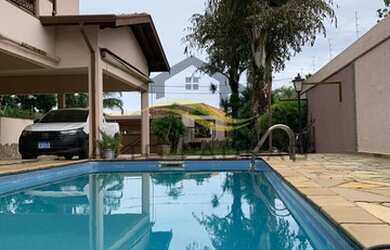 Imagem: A casa possui 4 Dormitórios, 4 Banheiros, 5 Vagas na garagem