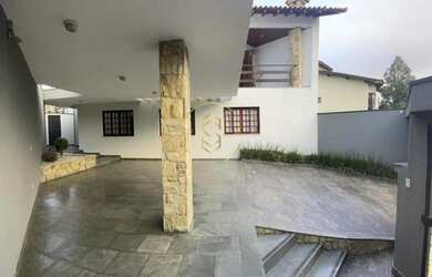 Imagem: A casa possui 4 Dormitórios, 4 Banheiros, 4 Vagas na garagem