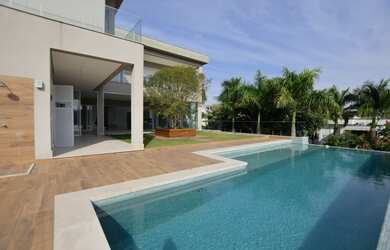 Imagem: A casa em condomínio possui 4 Dormitórios, 5 Banheiros, 5