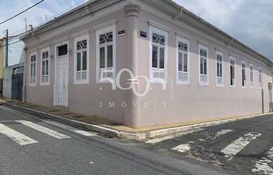 Imagem: A casa possui 4 Dormitórios, 2 Banheiros, 3 Vagas na garagem