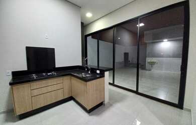 Imagem: A casa possui 3 Dormitórios, 2 Banheiros, 2 Vagas na garagem