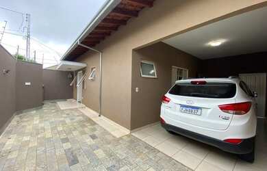 Imagem: A casa possui 3 Dormitórios, 4 Banheiros, 3 Vagas na garagem