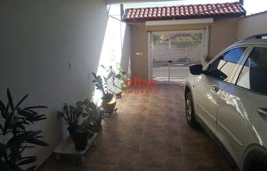 Imagem: A casa possui 2 Dormitórios, 1 Banheiro, 2 Vagas na garagem