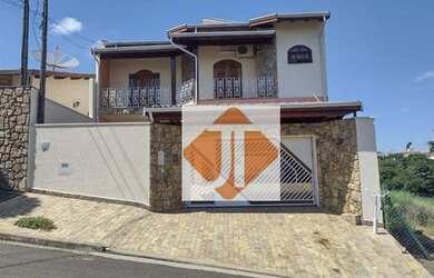 Imagem: A casa possui 3 Dormitórios, 2 Banheiros, 4 Vagas na garagem