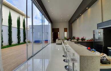 Imagem: A casa em condomínio possui 4 Dormitórios, 5 Banheiros, 4