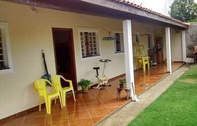 Imagem: A casa possui 2 Dormitórios, 1 Banheiro, 2 Vagas na garagem