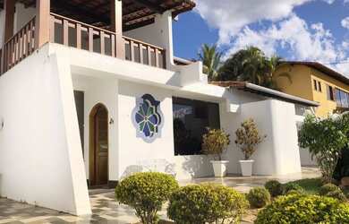 Imagem: A casa possui 4 Dormitórios, 5 Banheiros, 4 Vagas na garagem