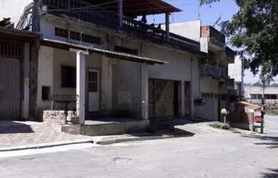 Imagem: A casa possui 5 Dormitórios, 4 Banheiros, 5 Vagas na garagem