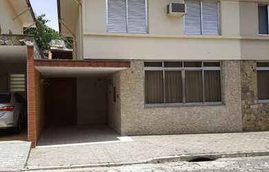 Imagem: A casa possui 3 Dormitórios, 3 Banheiros, 2 Vagas na garagem