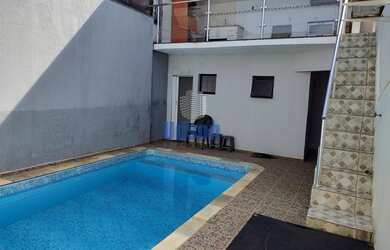 Imagem: A casa possui 3 Dormitórios, 3 Banheiros, 2 Vagas na garagem