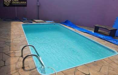 Imagem: A casa possui 3 Dormitórios, 3 Banheiros, 2 Vagas na garagem