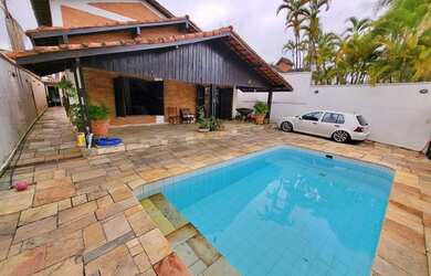 Imagem: A casa possui 5 Dormitórios, 3 Banheiros, 1 Vaga na garagem