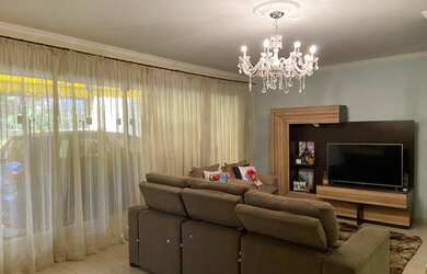 Imagem: A casa possui 3 Dormitórios, 4 Banheiros, 5 Vagas na garagem