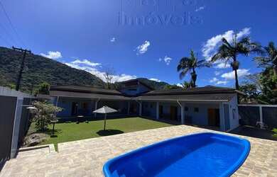 Imagem: A casa possui 5 Dormitórios, 5 Banheiros, 5 Vagas na garagem