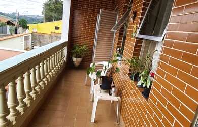 Imagem: A casa possui 4 Dormitórios, 4 Banheiros, 5 Vagas na garagem