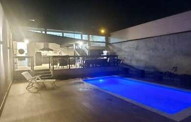 Imagem: A casa possui 3 Dormitórios, 2 Banheiros, 4 Vagas na garagem