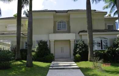 Imagem: A casa possui 4 Dormitórios, 5 Banheiros, 4 Vagas na garagem