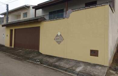 Imagem: A casa possui 3 Dormitórios, 1 Banheiro, 5 Vagas na garagem