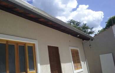 Imagem: A casa possui 2 Dormitórios, 1 Banheiro, 2 Vagas na garagem