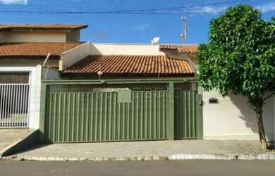 Imagem: A casa possui 3 Dormitórios, 2 Banheiros, 2 Vagas na garagem