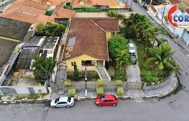 Imagem: A casa possui 2 Dormitórios, 1 Banheiro, 4 Vagas na garagem