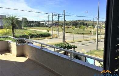 Imagem: A casa possui 4 Dormitórios, 3 Banheiros, 2 Vagas na garagem