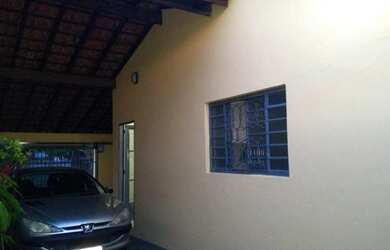 Imagem: A casa possui 3 Dormitórios, 2 Banheiros, 2 Vagas na garagem