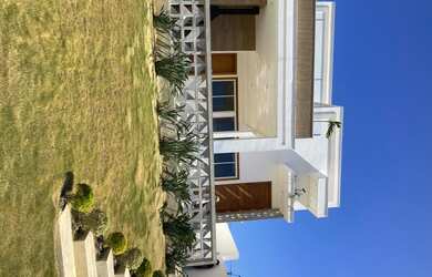 Imagem: A casa possui 4 Dormitórios, 5 Banheiros, 2 Vagas na garagem