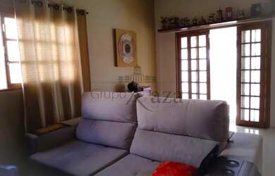 Imagem: A casa possui 4 Dormitórios, 3 Banheiros, 2 Vagas na garagem