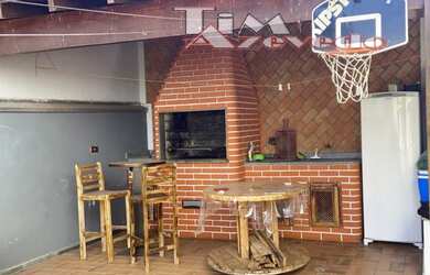 Imagem: A casa possui 3 Dormitórios, 3 Banheiros, 2 Vagas na garagem