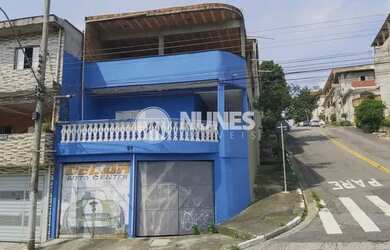 Imagem: A casa possui 3 Dormitórios, 1 Banheiro, 2 Vagas na garagem