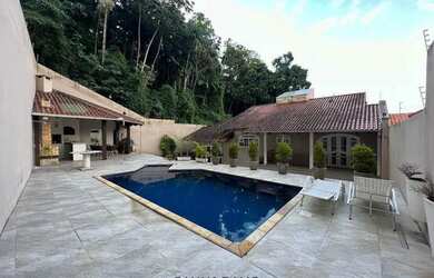 Imagem: A casa possui 3 Dormitórios, 4 Banheiros, 4 Vagas na garagem