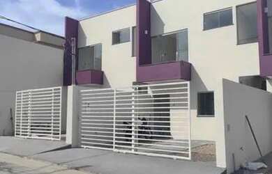 Imagem: A casa possui 3 Dormitórios, 1 Banheiro, 2 Vagas na garagem