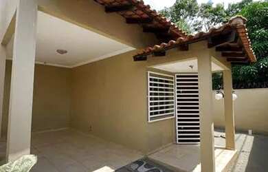 Imagem: A casa possui 2 Dormitórios, 2 Banheiros, 2 Vagas na garagem