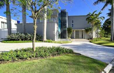 Imagem: A casa possui 4 Dormitórios, 5 Banheiros, 5 Vagas na garagem