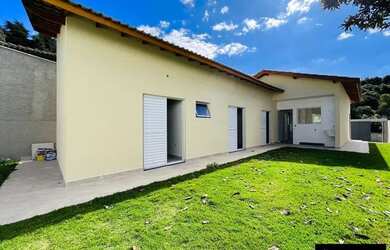 Imagem: A casa possui 4 Dormitórios, 2 Banheiros, 4 Vagas na garagem