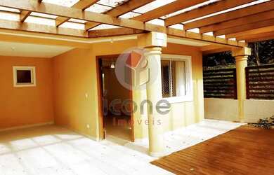 Imagem: A casa possui 3 Dormitórios, 2 Banheiros, 3 Vagas na garagem